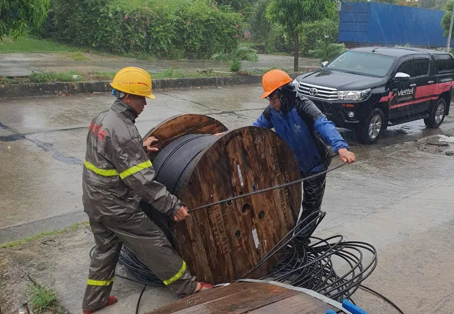 Các nhà mạng đang triển khai nhiều dịch vụ để đảm bảo liên lạc cho người dân trong vùng bị ảnh hưởng bởi bão số 3. Các nhà mạng đang triển khai nhiều dịch vụ để đảm bảo liên lạc cho người dân trong vùng bị ảnh hưởng bởi bão số 3.