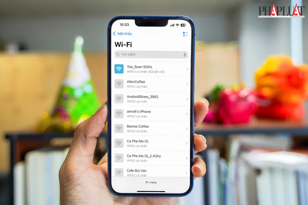Cách xem lại toàn bộ mật khẩu WiFi trên iOS 18. Ảnh: MINH HOÀNG Cách xem lại toàn bộ mật khẩu WiFi trên iOS 18. Ảnh: MINH HOÀNG