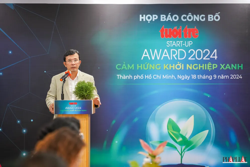Ông Trần Xuân Toàn, Phó Tổng Biên tập Báo Tuổi Trẻ phát biểu công bố chương trình Tuổi Trẻ Start-up Award 2024. Ảnh: TIỂU MINH
