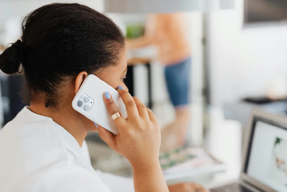 Thiết lập cụm từ an toàn để hạn chế trở thành nạn nhân của trò lừa đảo sao chép giọng nói bằng AI. Ảnh: Pexels