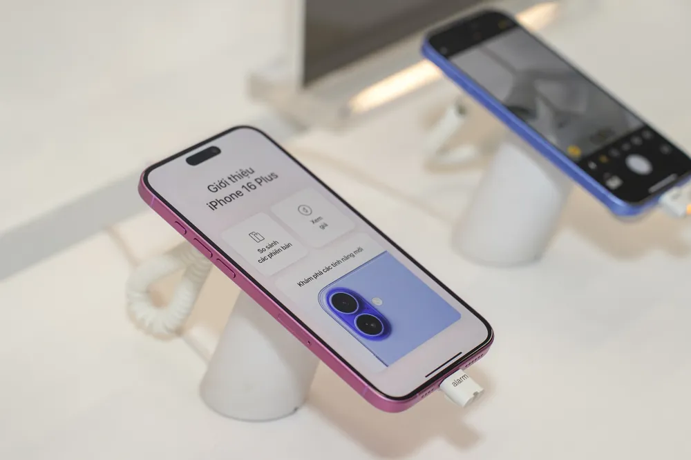iPhone 16 có giá bán thấp nhất là 22,49 triệu đồng. Ảnh: TIỂU MINH iPhone 16 có giá bán thấp nhất là 22,49 triệu đồng. Ảnh: TIỂU MINH