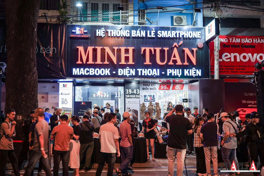 Khá đông người tiêu dùng xếp hàng tại Minh Tuấn Mobile để chờ nhận iPhone 16 series sớm. Ảnh: TIỂU MINH