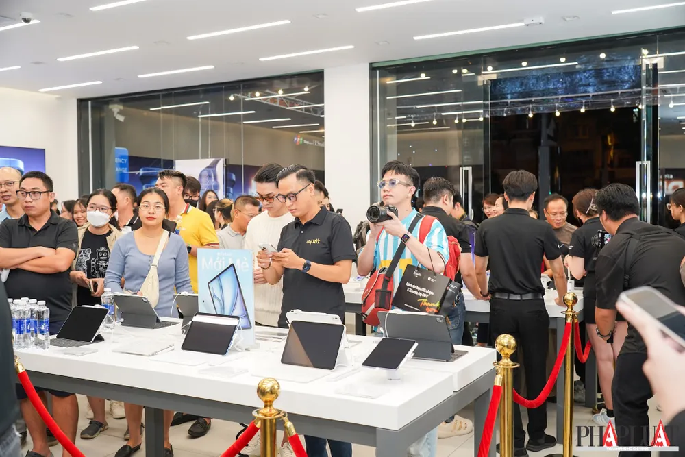 Khách hàng chờ để được nhận iPhone 16 series đã đặt trước. Ảnh: TIỂU MINH