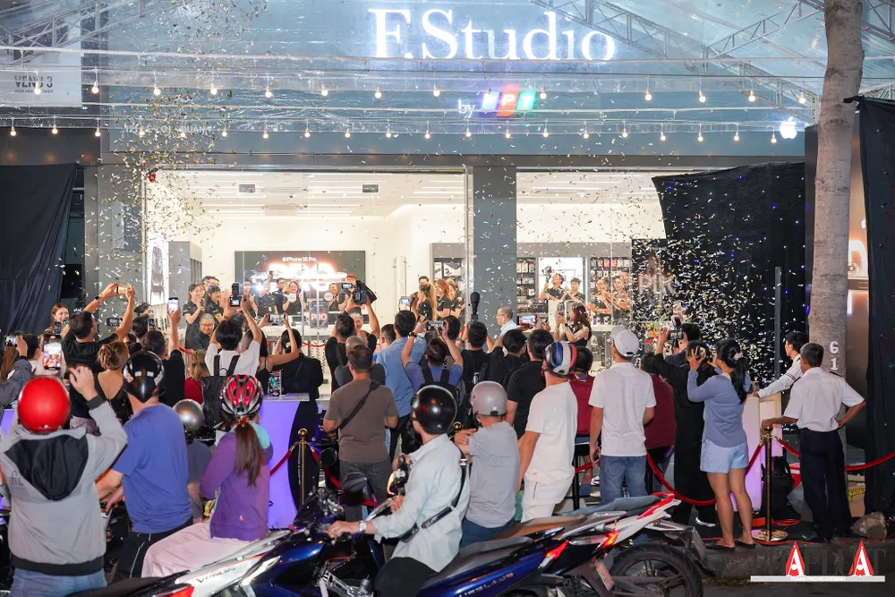 FPT Shop mở bán iPhone 16 series ngay trong đêm. Ảnh: TIỂU MINH