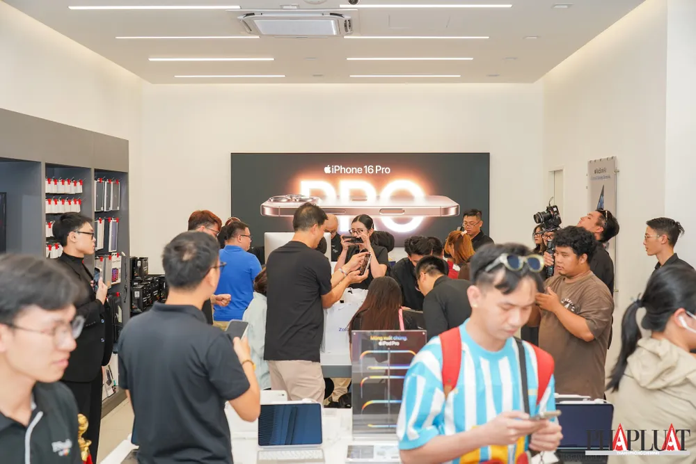 iPhone 16 Pro Max 256 GB phiên bản vàng sa mạc cháy hàng. Ảnh: TIỂU MINH