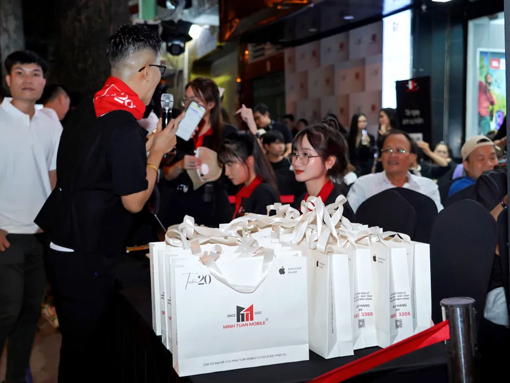 Khách hàng xếp hàng tại Minh Tuấn Mobile để được nhận iPhone sớm.