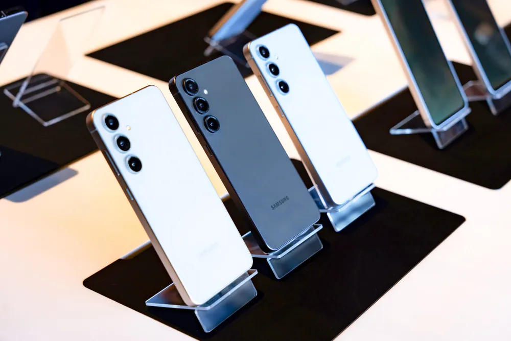 Galaxy S24 FE có nhiều tính năng như các mẫu cao cấp nhưng giá lại thấp hơn, dễ tiếp cận. Galaxy S24 FE có nhiều tính năng như các mẫu cao cấp nhưng giá lại thấp hơn, dễ tiếp cận.