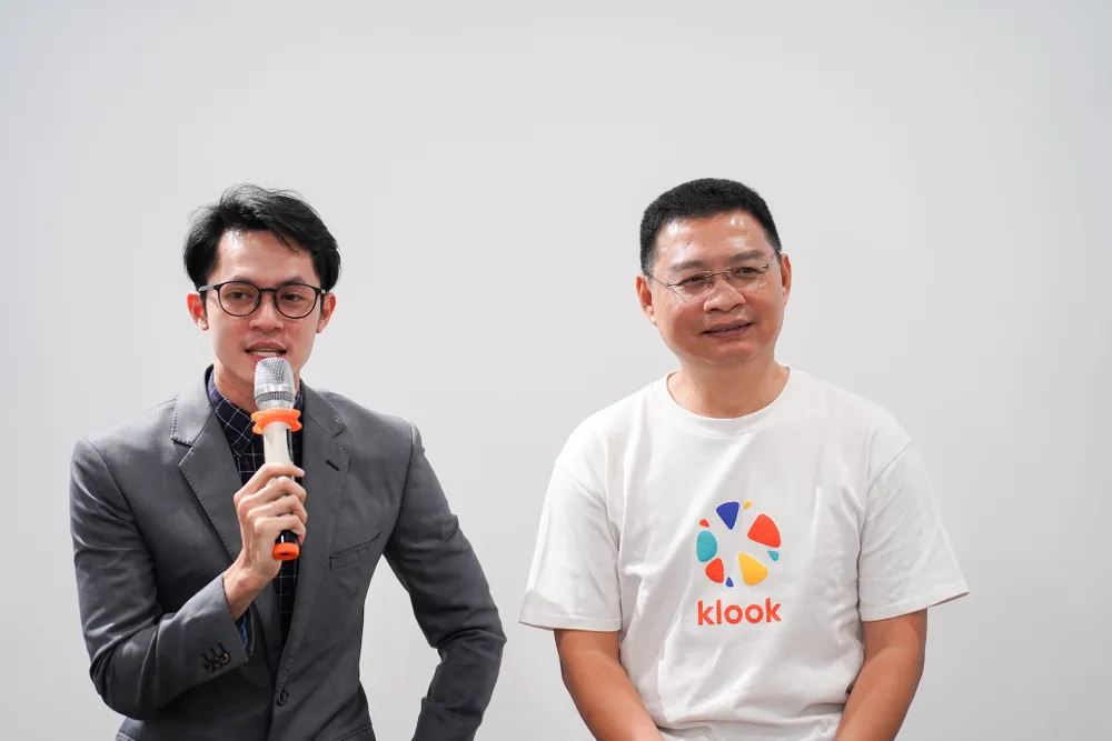 Ông Nguyễn Huy Hoàng (áo trắng), Giám đốc điều hành Klook Việt Nam chia sẻ về các xu hướng du lịch. Ảnh: TIỂU MINH