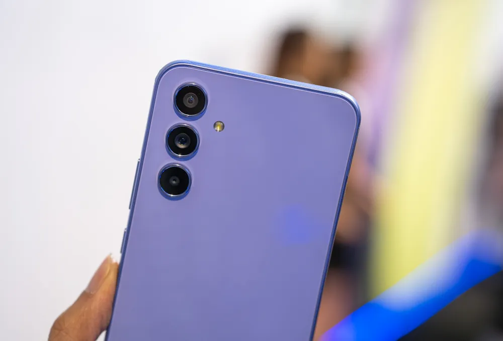 Điện thoại tầm trung Galaxy A54. Ảnh: TIỂU MINH