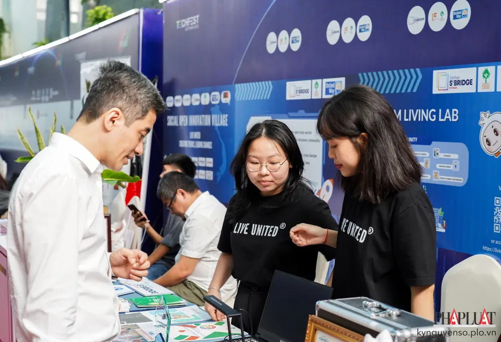 Nhiều gian hàng giới thiệu các giải pháp thông minh tại Hội nghị Thượng đỉnh Đổi mới Sáng tạo Việt Nam 2023. Ảnh: TIỂU MINH