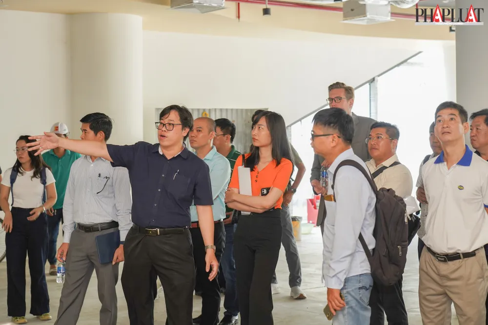 Đại diện phía trung tâm đang giới thiệu các khu vực cho khách tham quan. Ảnh: MINH HOÀNG