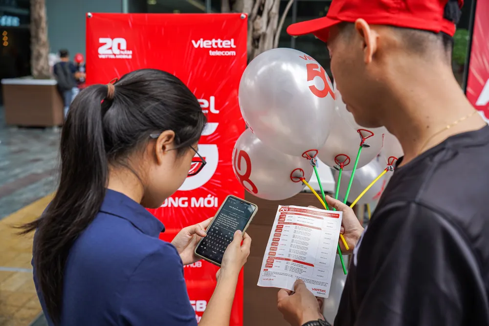 Người dân hào hứng trải nghiệm mạng 5G Viettel tại TP.HCM. Ảnh: MINH HOÀNG