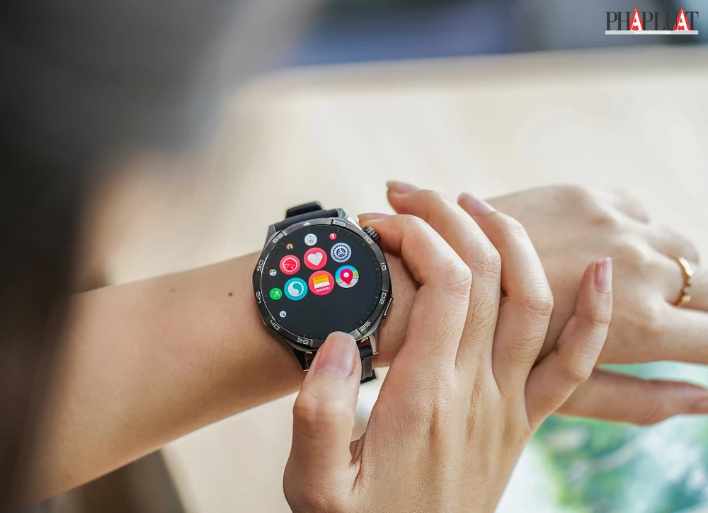 Đồng hồ hỗ trợ nhiều chế độ tập luyện và theo dõi sức khỏe. Ảnh: TIỂU MINH