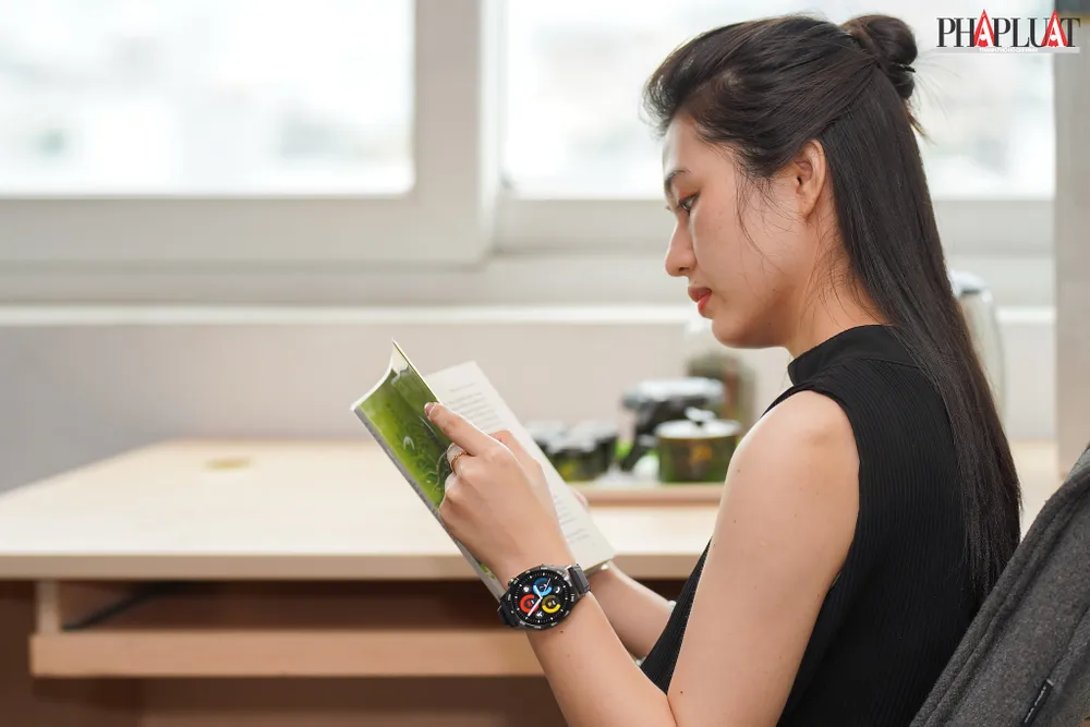 Mặt đồng hồ lớn, thông tin hiển thị rõ ràng. Ảnh: TIỂU MINH