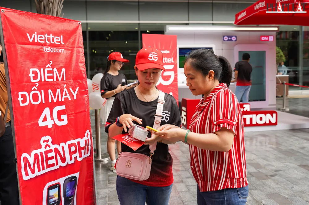 Các nhà mạng tặng điện thoại 4G cơ bản cho người dân khi tắt sóng 2G. Ảnh: MINH HOÀNG