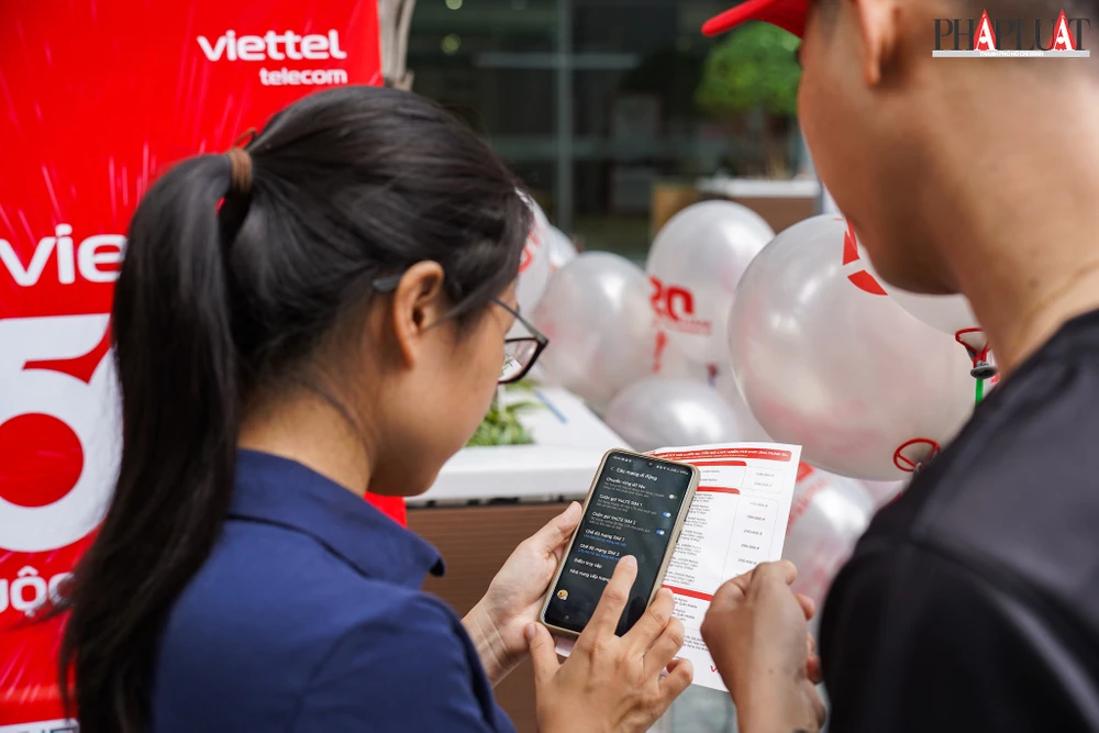 Người dân đăng ký trải nghiệm 5G miễn phí. Ảnh: MINH HOÀNG