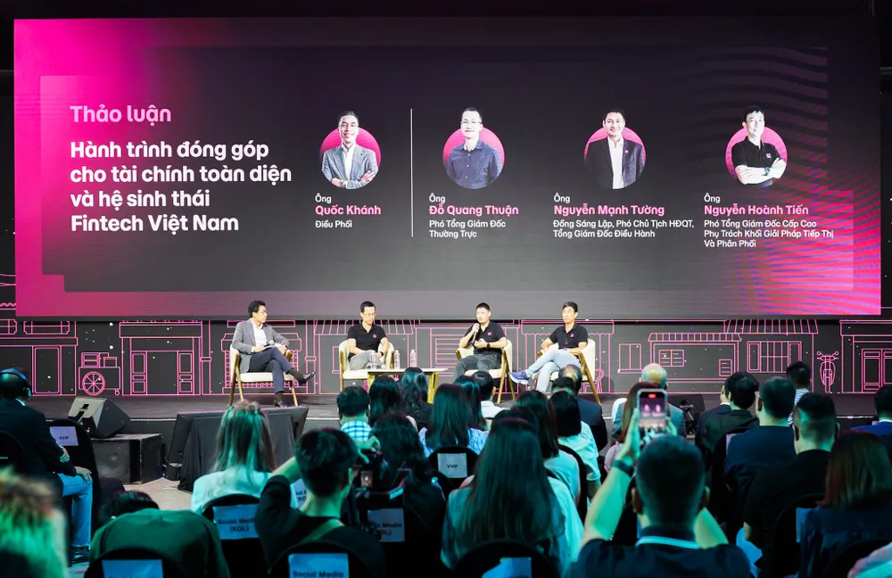 Các chuyên gia chia sẻ về việc áp dụng AI để phát triển thị trường Fintech Việt Nam. Ảnh: TIỂU MINH