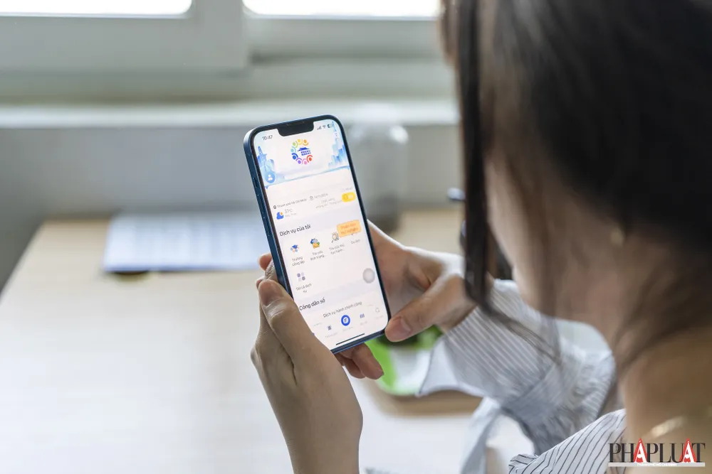 Người dân đăng nhập app Công dân số chỉ một lần duy nhất thông qua tài khoản VNeID. Ảnh: MINH HOÀNG ung-dung-cong-dan-so-tp-hcm-1.jpg