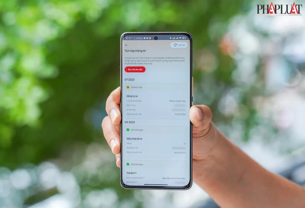 Giấy tờ đã được xác thực trên ứng dụng VNeID có giá trị tương đương giấy tờ bản giấy. Ảnh: MINH HOÀNG