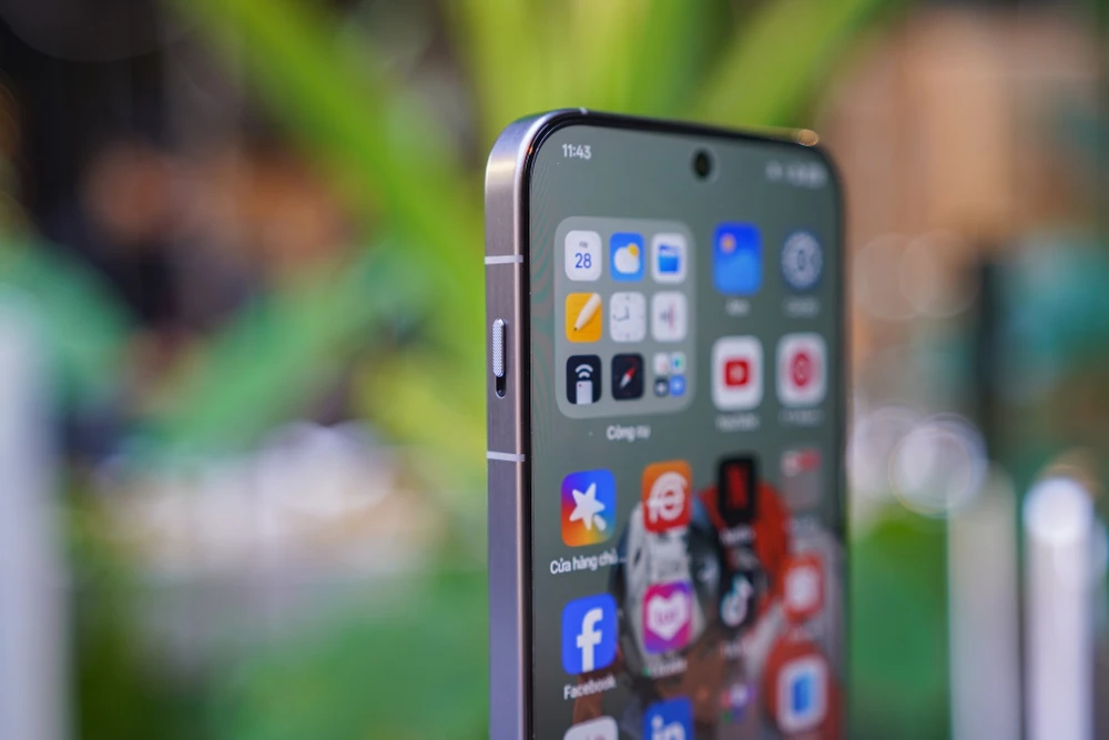 Nút tắt tiếng nhanh tương tự như iPhone. Ảnh: TIỂU MINH