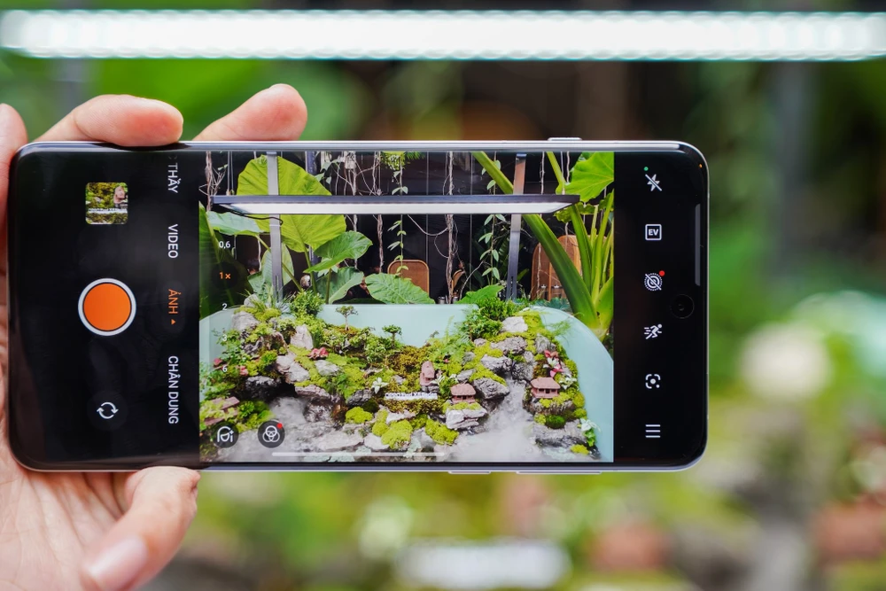 Find X8 Pro sở hữu 2 camera tiềm vọng với khả năng zoom quang 6x. Ảnh: TIỂU MINH