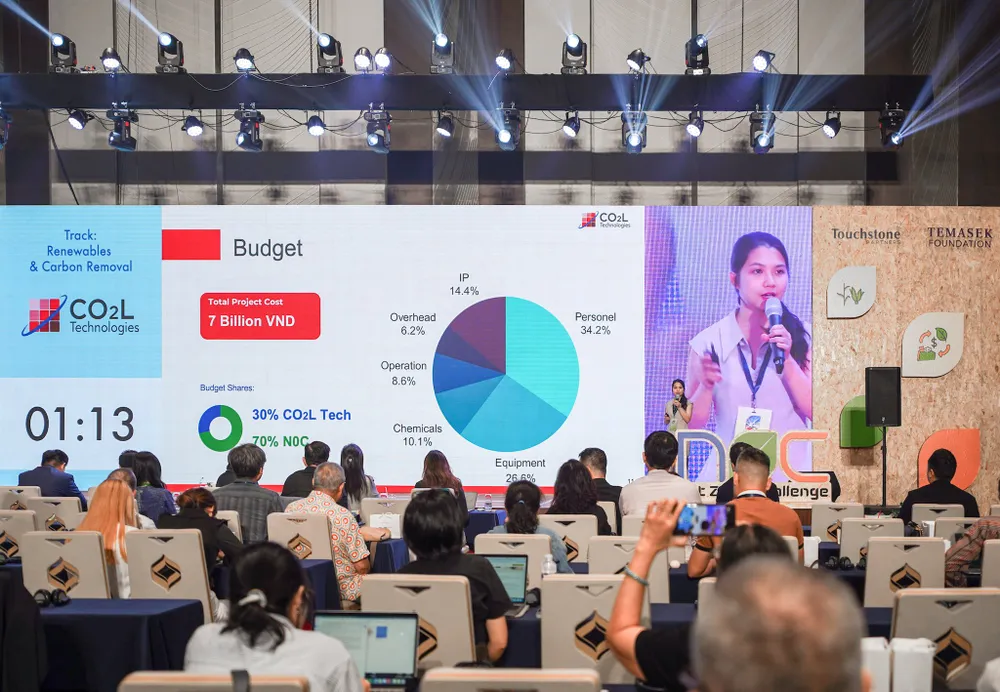 Đại diện đội CO2L Tech (Canada) đang thuyết trình công nghệ chuyển hóa CO2 thành các hóa chất hữu ích tại vòng chung kết cuộc thi Thách Thức Net Zero 2024. Ảnh: TIỂU MINH