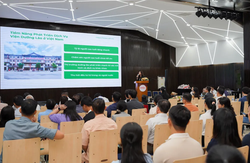 Bà Hồ Thị Hoàng Yến, đại diện TMA Innovation chia sẻ về giải pháp công nghệ mới cho viện dưỡng lão. Ảnh: TIỂU MINH