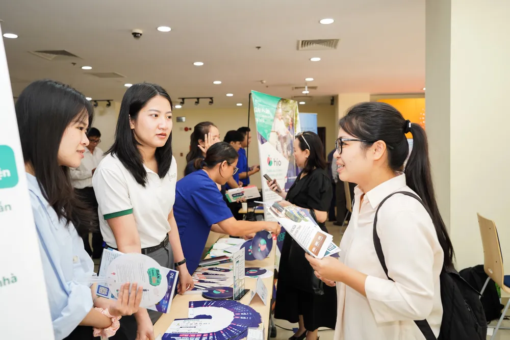 Nhiều sản phẩm, công nghệ được giới thiệu tại hội thảo, hỗ trợ chăm sóc sức khỏe người cao tuổi. Ảnh: TIỂU MINH