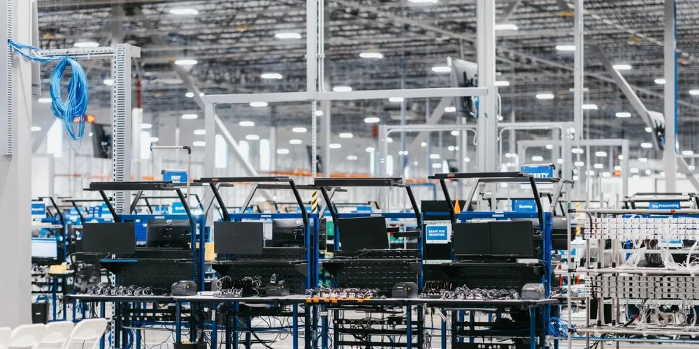 Nhà máy tái chế những chiếc iPhone cũ. Ảnh: Assurant