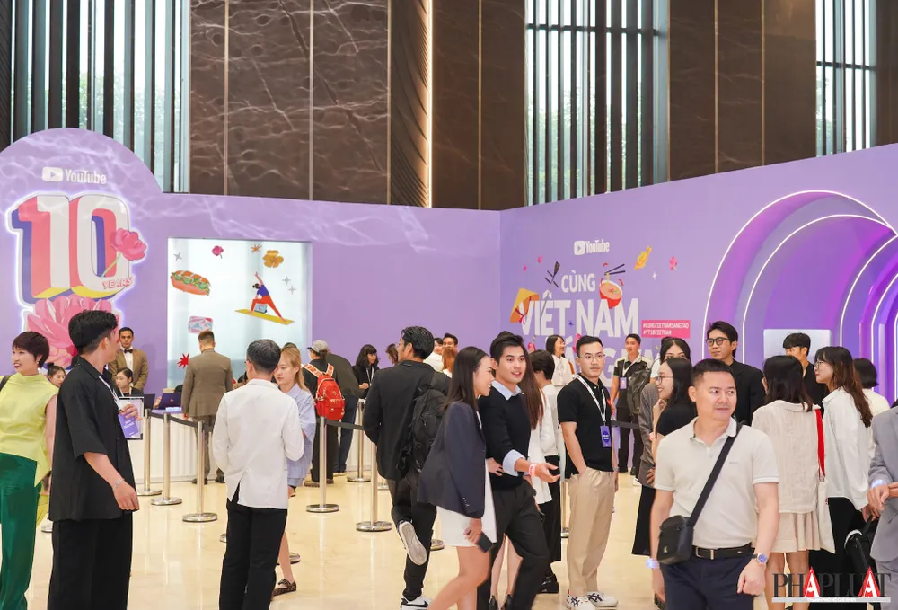 Sự kiện kỉ niệm 10 năm YouTube tại Việt Nam thu hút khá đông các nhà sáng tạo tham dự. Ảnh: TIỂU MINH