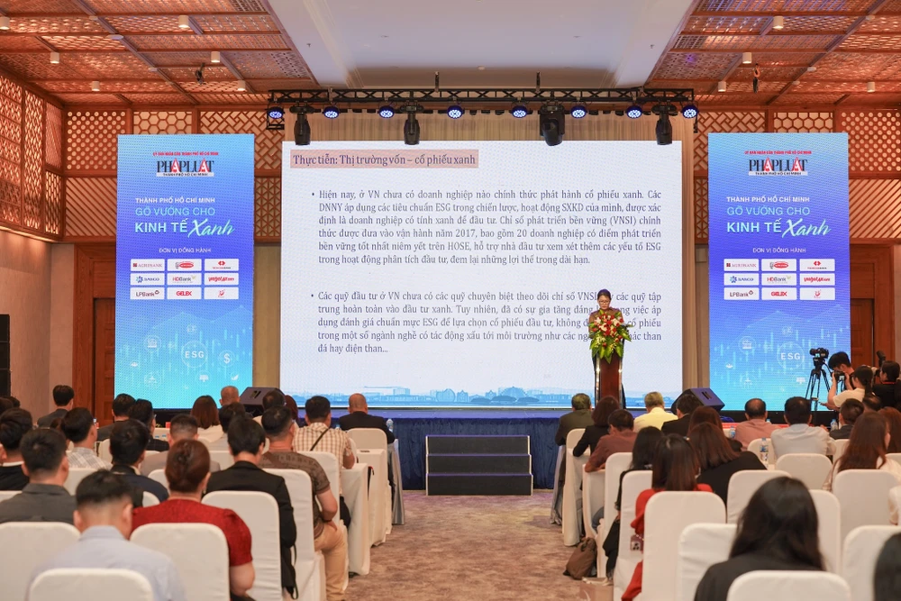 Bà Hà chia sẻ về thực tiễn thị trường vốn - cổ phiếu xanh. Ảnh: MINH HOÀNG