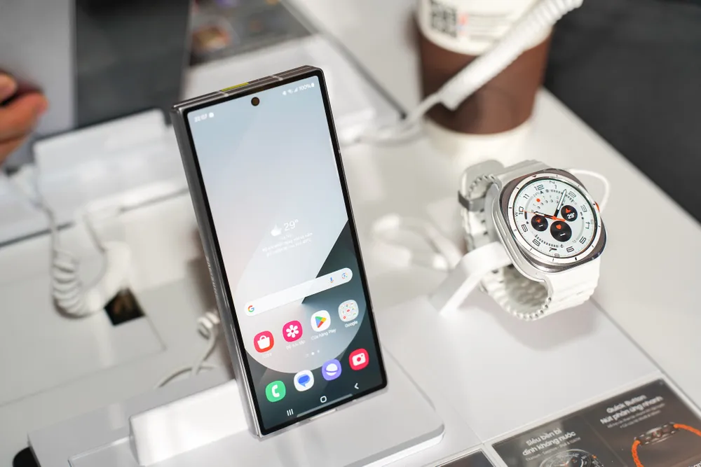 Galaxy S24 Ultra là một trong những mẫu điện thoại giảm giá mạnh dịp này. Ảnh: TIỂU MINH