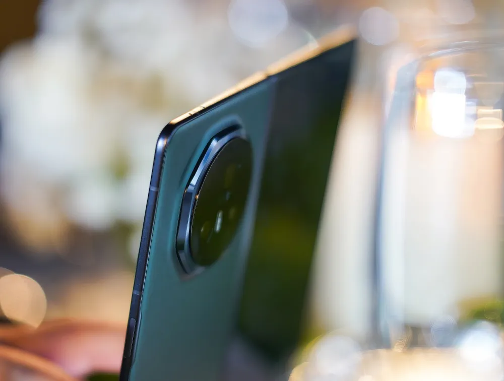 Honor Magic V3 có độ mỏng ấn tượng. Ảnh: TIỂU MINH