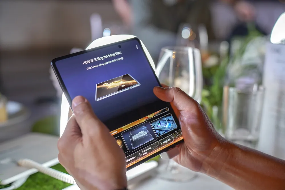 Điện thoại màn hình gập Honor Magic V3 có độ mỏng ấn tượng. Ảnh: TIỂU MINH