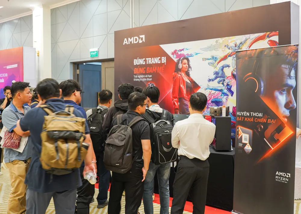 Tin công nghệ 13-12: Người dùng trải nghiệm các công nghệ, hệ thống máy tính tại PC Day 2024. Ảnh: TIỂU MINH