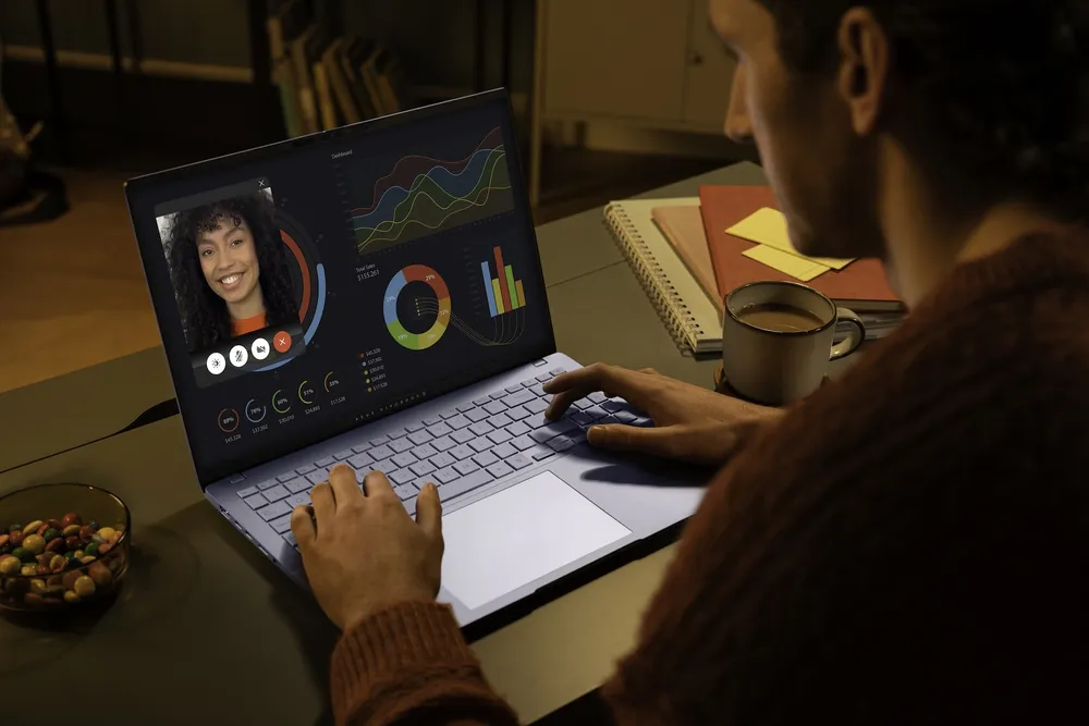 Với độ mỏng chỉ 1,39 cm và nặng 1,3 kg, người dùng có thể dễ dàng mang theo mẫu laptop AI mỏng nhẹ Vivobook S 14 ở bất cứ đâu.