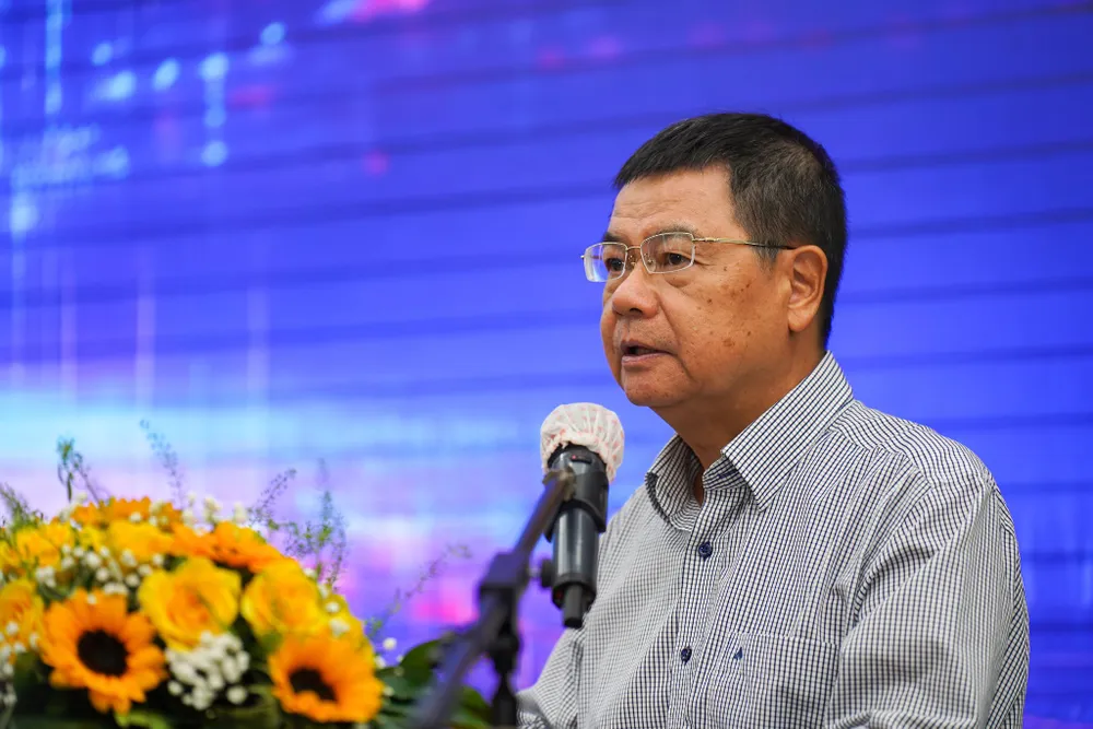 Ông Trịnh Ngọc Minh - Ủy viên BCH Chi hội VNISA phía Nam báo cáo kết quả diễn tập thực chiến an toàn thông tin mạng TP.HCM 2024. Ảnh: TIỂU MINH