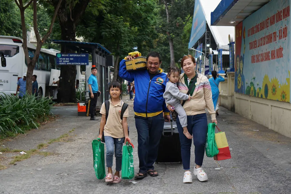 Tin công nghệ 28-1: Chuyến xe mùa xuân đưa người lao động về quê đón Tết.