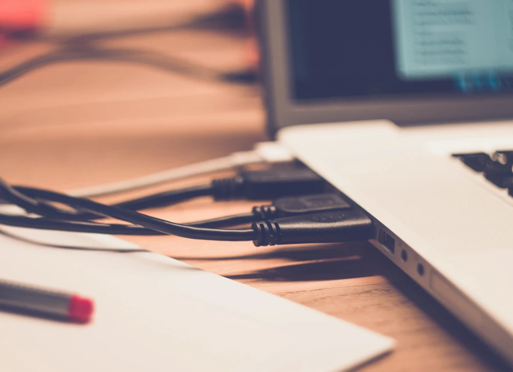 Hạn chế cắm nhiều thiết bị ngoại vi để tăng tốc độ sạc laptop. Ảnh: Pexels