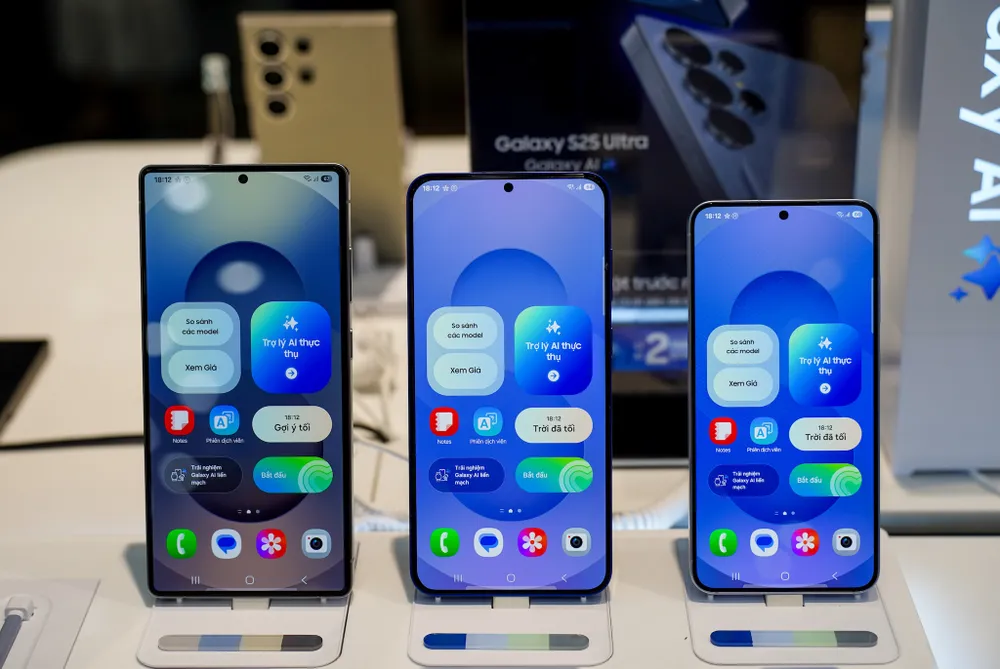 Samsung Galaxy S25 Ultra và S25+ gặp lỗi sạc chậm. Ảnh: TIỂU MINH