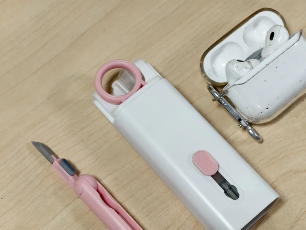 Vệ sinh tai nghe không dây bằng các bộ công cụ chuyên dụng. Ảnh: TIỂU MINH