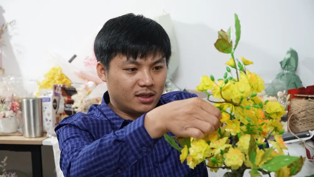 Để có vảy đúng chuẩn làm hoa, anh đã chọn lọc cá từ 5-10 kg sau đó vảy sẽ được đem đi khử mùi tanh, nhuộm màu và tạo hình. Ảnh: TIỂU MINH