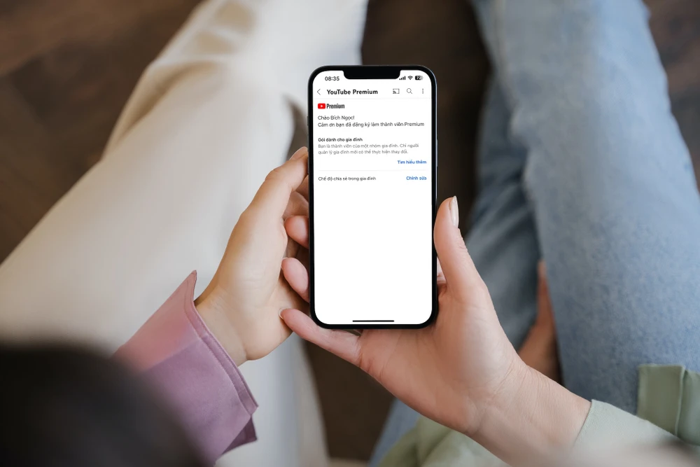 Bỏ qua quảng cáo trên YouTube bằng cách đăng ký gói Premium gia đình để tiết kiệm chi phí. Ảnh: TIỂU MINH Bỏ qua quảng cáo trên YouTube bằng cách đăng ký gói Premium gia đình để tiết kiệm chi phí. Ảnh: TIỂU MINH