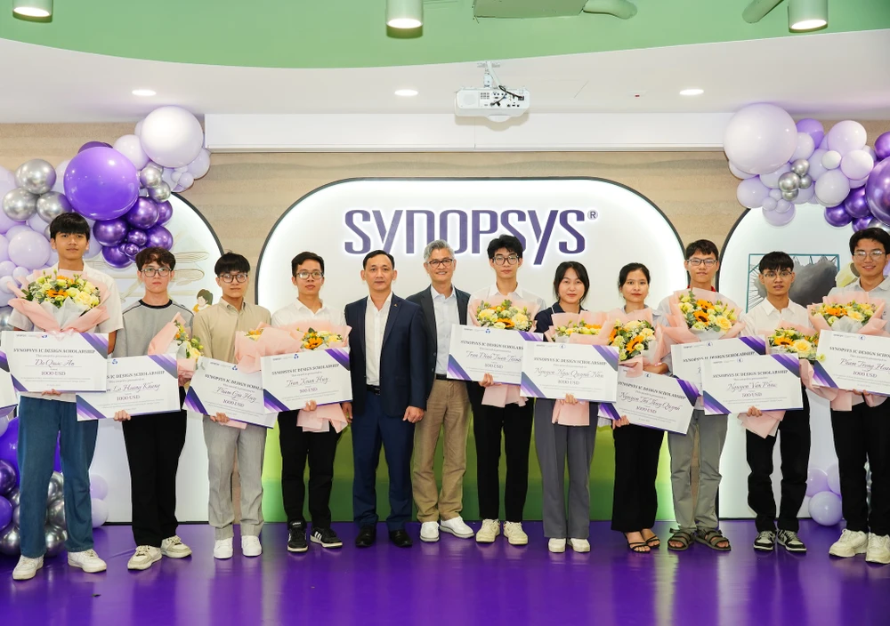 Synopsys trao học bổng thiết kế vi mạch cho các sinh viên xuất sắc. Ảnh: TIỂU MINH Synopsys trao học bổng thiết kế vi mạch cho các sinh viên xuất sắc. Ảnh: TIỂU MINH