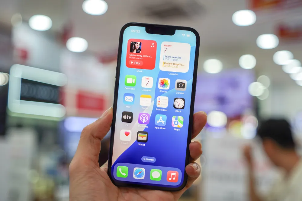 Trên tay iPhone 16e. Ảnh: TIỂU MINH iphone-16e.jpg