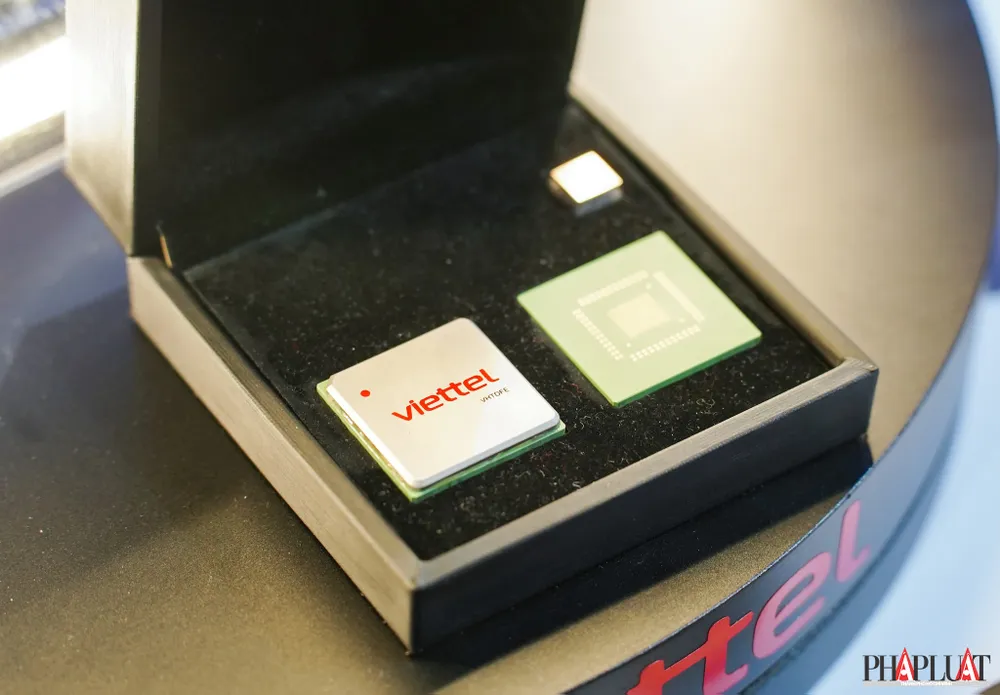 Viettel giới thiệu các mẫu chip do Tập đoàn sản xuất. Ảnh: TIỂU MINH trung-tam-du-lieu-viettel-kcn-tan-phu-trung-1.jpg