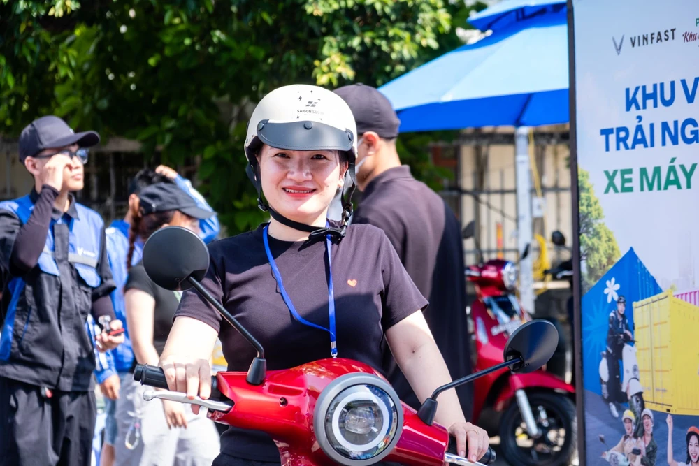 Khach-hang-trai-nghiem-xe-may-dien-vinfast.jpg