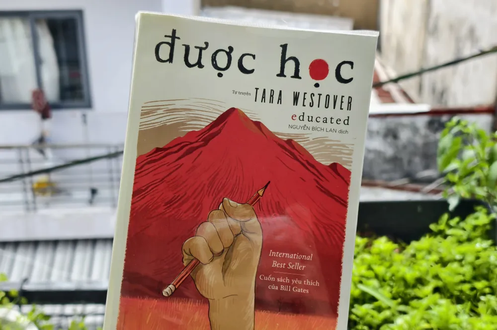 Educated - Tara Westover (Được học) là một trong những cuốn sách nên đọc được Bill Gates khuyến nghị. Ảnh: TIỂU MINH