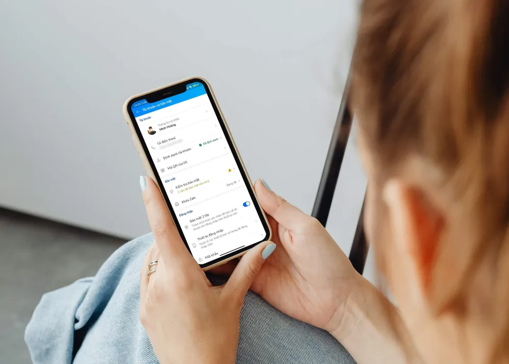 Bảo mật tài khoản để tránh bị lộ tin nhắn Zalo. Ảnh: MINH HOÀNG/Canva