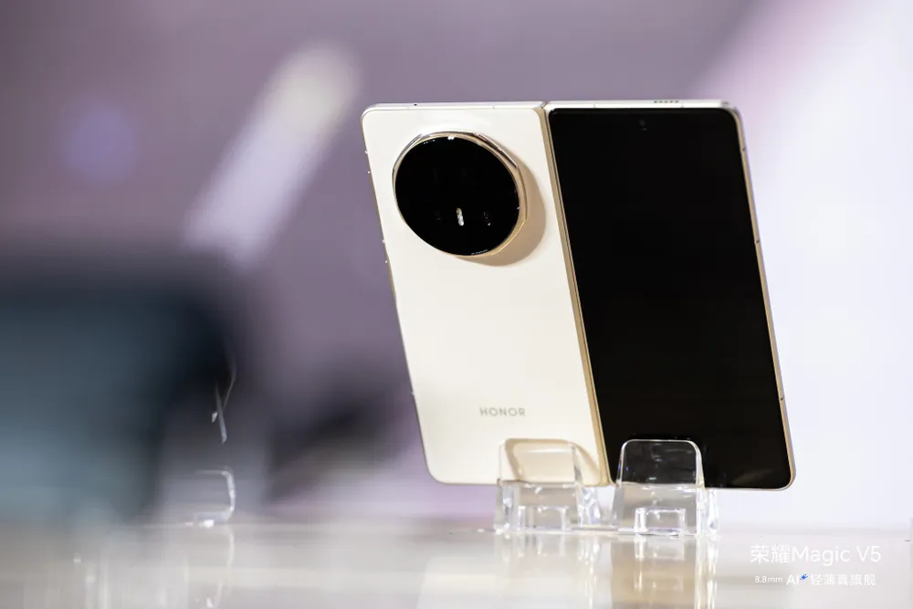 Honor Magic V5 có độ mỏng ấn tượng. Honor Magic V5 có độ mỏng ấn tượng.